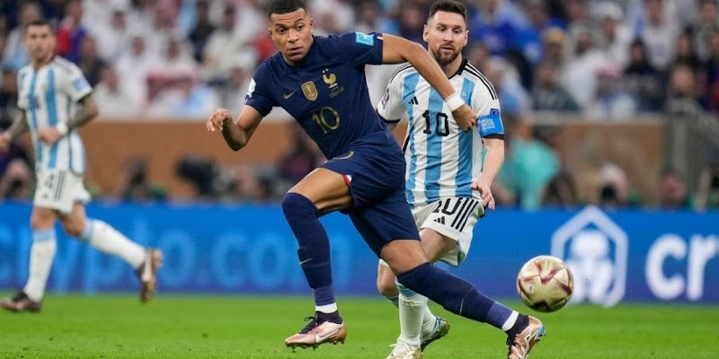 Màn so tài giữa Messi và Mbappe đi vào lịch sử 